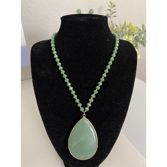 Vintage Style Green Tear Drop beaded Necklace & earrings set - Picture 3 of 5